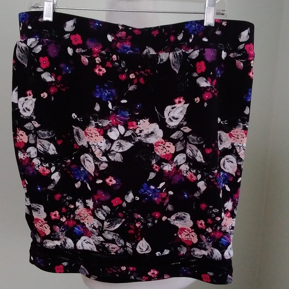 TORRID Floral Stretch Textured Skirt - Picture 1 of 4